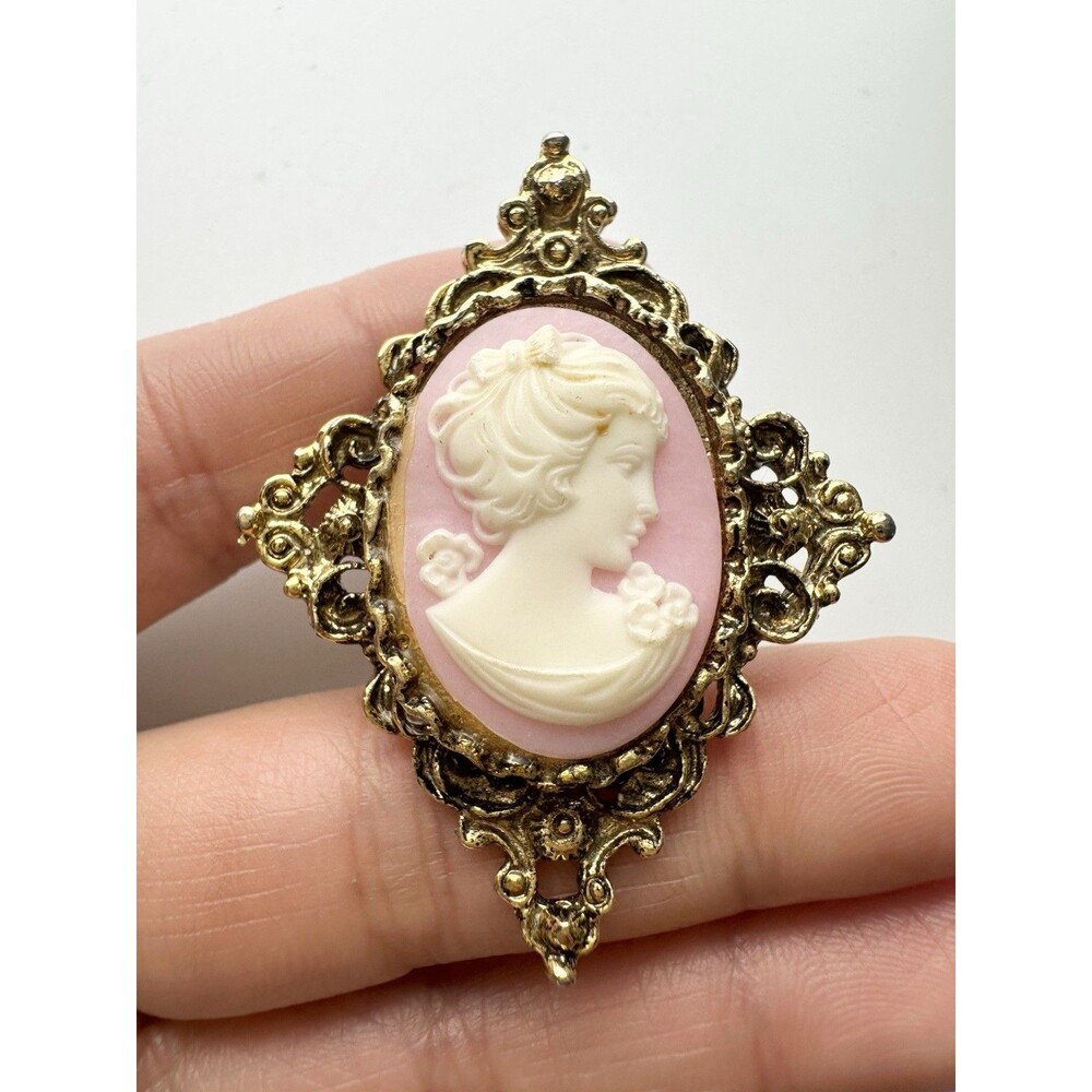 Vintage Gold Tone Cameo Pendant Brooch
